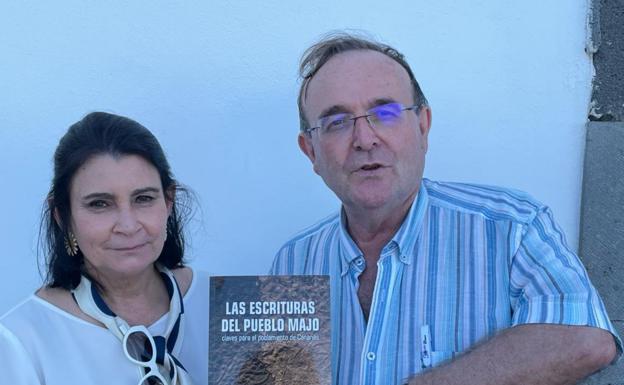 Nona Perrera y Juan Antonio Belmonte, autores del libro sobre las escrituras en piedra grabadas por los mahos. 