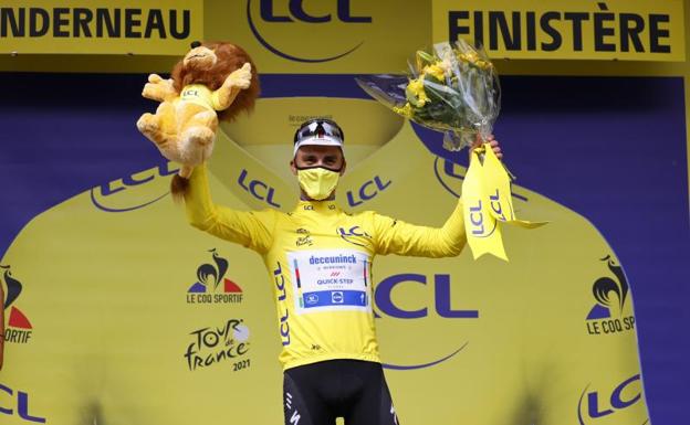 Julian Alaphilippe, vestido de amarillo en el podio tras su triunfo en la primera etapa. 