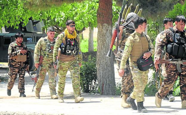 Fuerzas de seguridad afganas se preparan para combatir a los talibanes en la provincia de Kunduz. /reuters