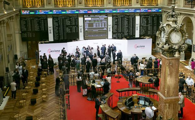 Interior de la Bolsa de Madrid durante el estreno de Acciona Energía el jueves. /ep