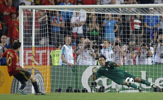Cesc Fabregas supera a Buffon en el penalti que clasificó a España para las semifinales de la Eurocopa de 2008, que acabaría ganando./
