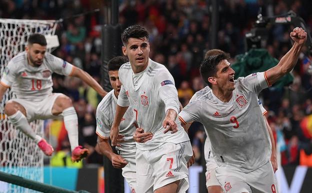 Los jugadores españoles corren a felicitar a Morata, autor del gol contra Italia tras una pared con Dani Olmo/AFP