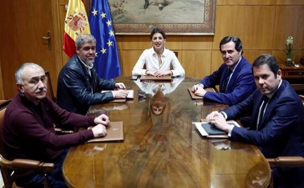 Yolanda Díaz, vicepresidenta del Gobierno, con los representante de patronal y sindicatos. /Efe