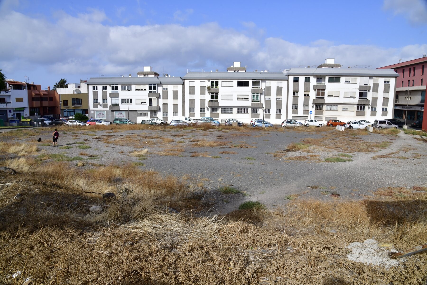 Vista de la parcela en Arnao en donde se instalará la nueva tienda de Lidl. Durante años funcionó como explanada para aparcar. / ARCADIO SUÁREZ