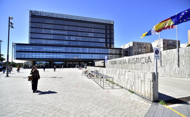 Exteriores de la Ciudad de la Justicia de Las Palmas de Gran Canaria, sede de la Audiencia Provincial. / ARCADIO SUÁREZ