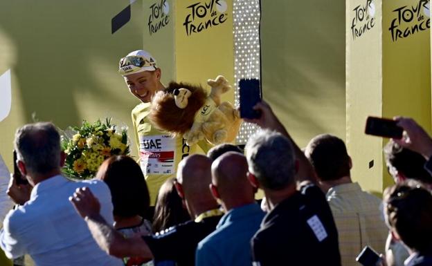 Pogacar, agasajado por el público tras su segunda victoria en el Tour./AFP