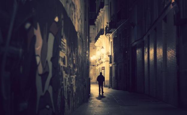 Un chico cruza por la noche una calle del centro de Madrid /ep