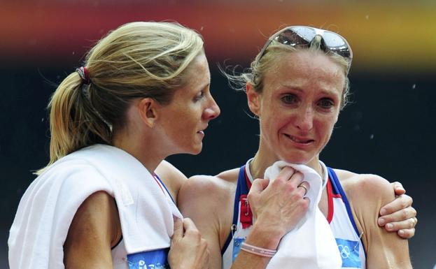Paula Radcliffe, consolada por su compatriota Liz Yelling tras la maratón femenina de Pekín'08.