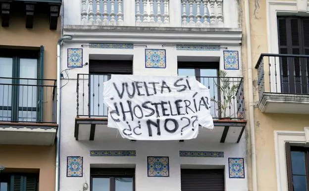 Pancarta contra el cierre de la hostelería en Pamplona. 