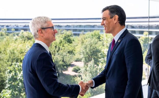 El Presidente del Gobierno, Pedro Sánchez, y el director ejecutivo de Apple, Tim Cook, durante su reunión en Cupertino, California./efe