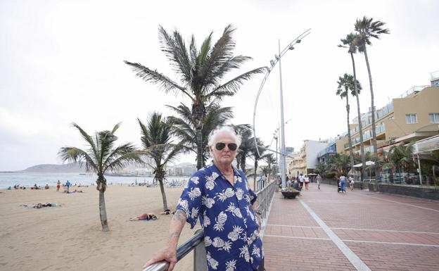 American John Strasberg, en el paseo marítimo de la playa de Las Canteras en la capital de Gran Canaria.  / CUBRIR SERVICIOS AUDIOVISUALES