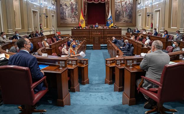 Archivo de la sesión del Pleno del Parlamento de Canarias, que volverá a reunirse el 17 de agosto. 