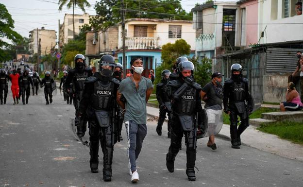 Un hombre es arrestado en una protesta contra el Gobierno cubano. /AFP