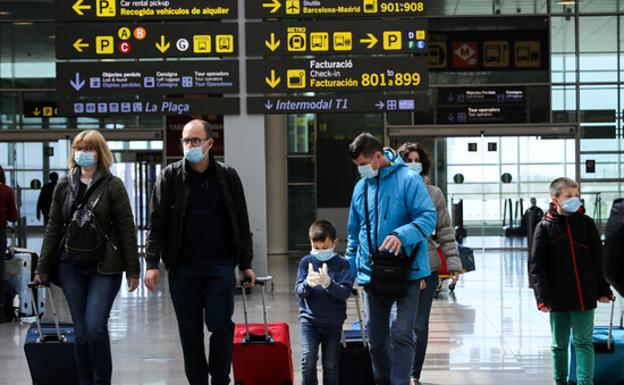 Familia andando en el aeropuerto del Prat en marzo de 2020. 