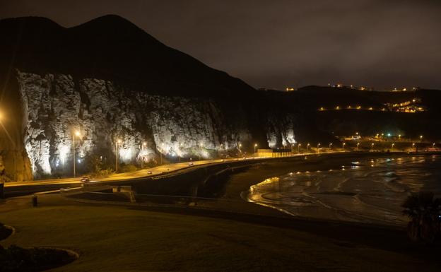 Vista del acantilado de La Laja con la nueva iluminación nocturna. / C7