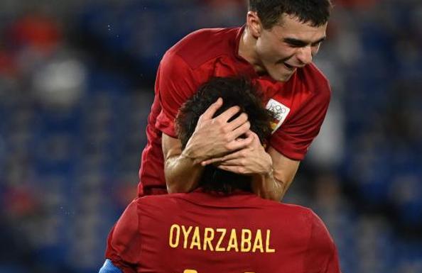 Pedri y Oyarzabal se abrazan en el gol de España