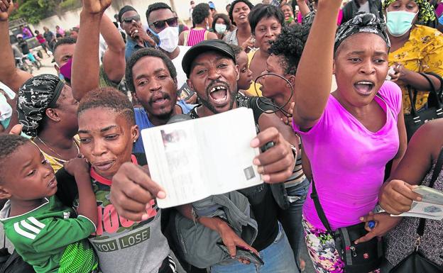 Cientos de haitianos se congregan frente a la Embajada de EE UU con la esperanza de que les concedan una visa para abandonar su país./o. barría / efe