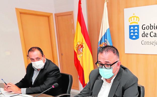 El consejero, Blas Trujillo (i), y el director del SCS, Conrado Domínguez (d), ayer, en una rueda de prensa. / EFE