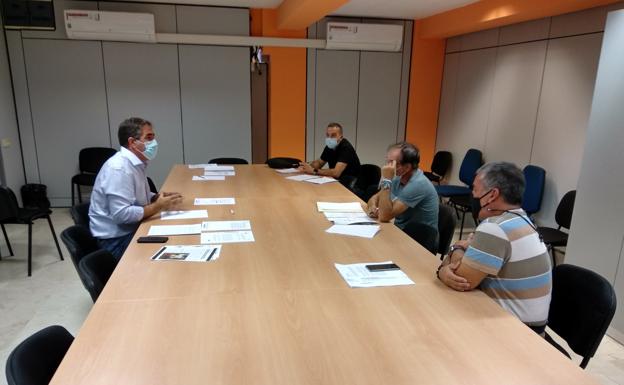 El concejal Francis Candil habla con los representantes de los trabajadores de Limpieza Viaria. 
