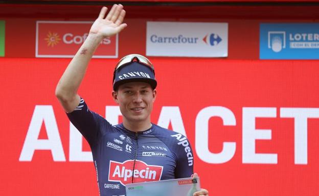 Jasper Philipsen, el podio tras ganar la etapa que terminó en Albacete.