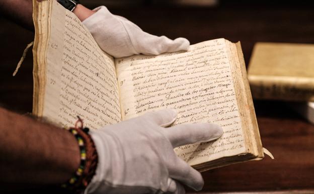 Uno de los manuscritos históricos de los depósitos de la Casa de Colón, cuya conservación es uno de los objetivos de esta institución del Cabildo de Gran Canaria. 