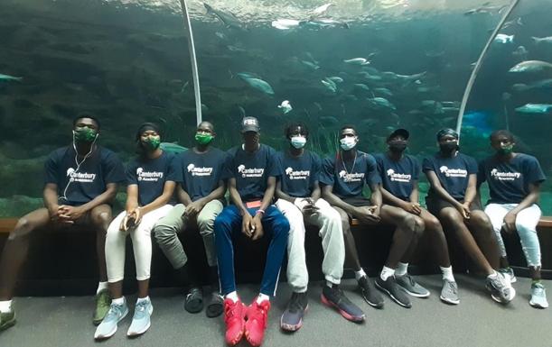 Los jóvenes jugadores africanos disfrutaron de una jornada diferente en las instalaciones del acuario Poema del Mar. / C7