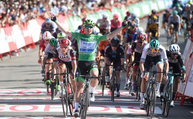 Fabio Jakobsen celebra su tercera victoria de etapa en la Vuelta./MIGUEL RIOPA / AFP