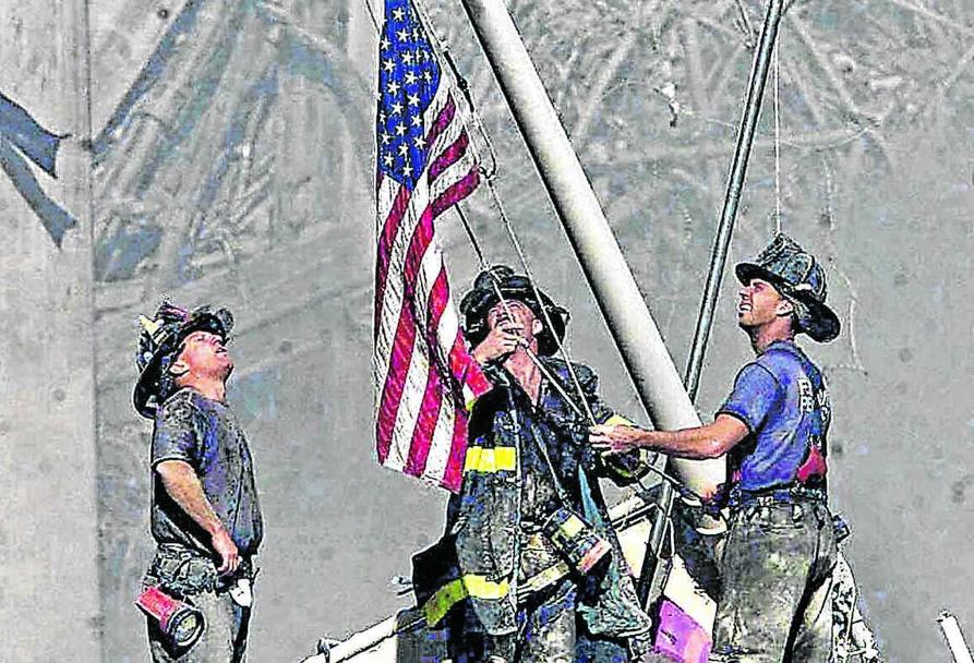 Tres bomberos de Brooklyn izan una bandera norteamericana en el WTC el 11 de septiembre de 2001./Thomas E. Franklin / AP