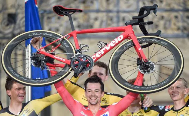Primoz Roglic celebra con sus compañeros su victoria en la Vuelta 2021. 