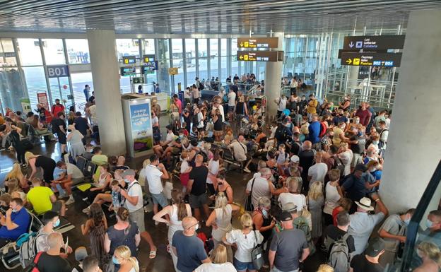 Imagen de los pasajeros el pasado sábado en Gando, esperando sus maletas tras horas de retraso. / C7