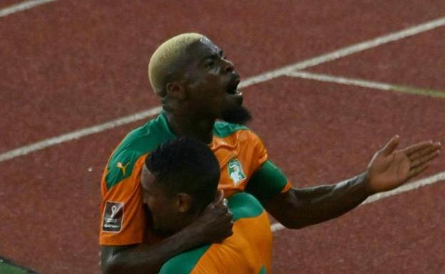 Serge Aurier celebra un gol con la selección de Costa de Marfil.