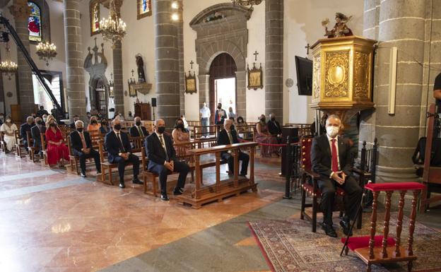 El presidente del Gobierno, Ángel Víctor Torres, ayer en misa representando al rey. 