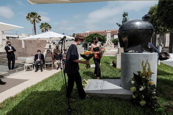 Martín Chirino ya descansa bajo el monumento funerario que él mismo diseñó