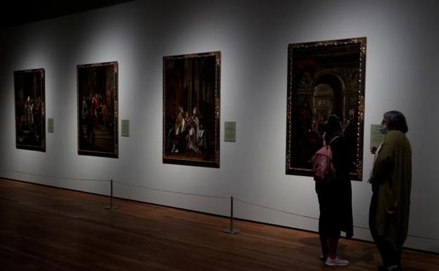 Dos mujeres observan una serie de cuadros en el Museo del Prado.