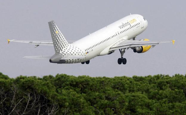 Un avión de Vueling despegando de un aeropuerto. 