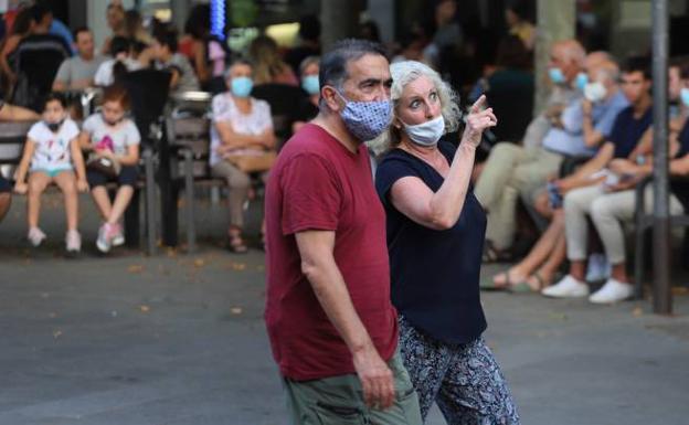 Una pareja lleva una máscara. 