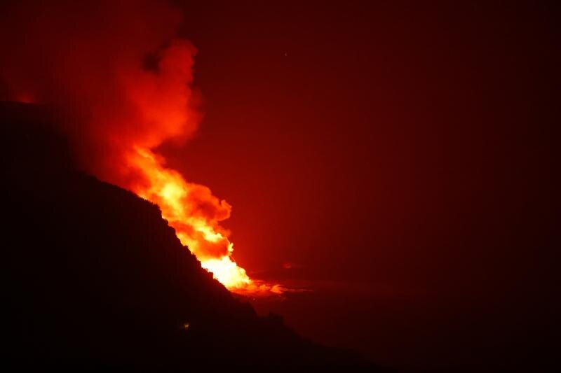 Los acantilados de la costa de Tazacorte fueron el lugar donde cayó la lava del volcán Cumbre Vieja.
