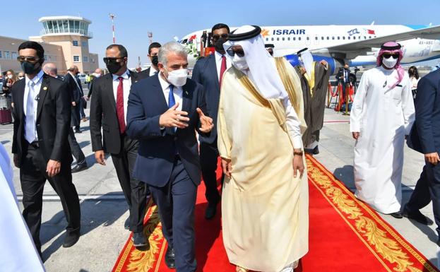 Lapid fue recibido en Manama por Al-Zayani./SHLOMI AMSHALEM/efe