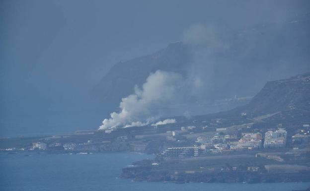 La llegada de la ropa al mar levantó una gran columna de humo.  / Prensa acfi