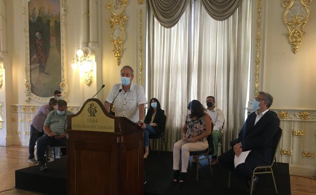 José Juan Sansó, portavoz de la Iniciativa Ciudadana Sí al Salto de Chira, se dirige al público que asistió al acto en el Gabinete Literario. 