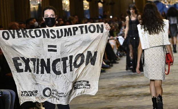 Momento en el que los ambientalistas irrumpen en el Museo del Louvre en el Vuitton Parade./AFP