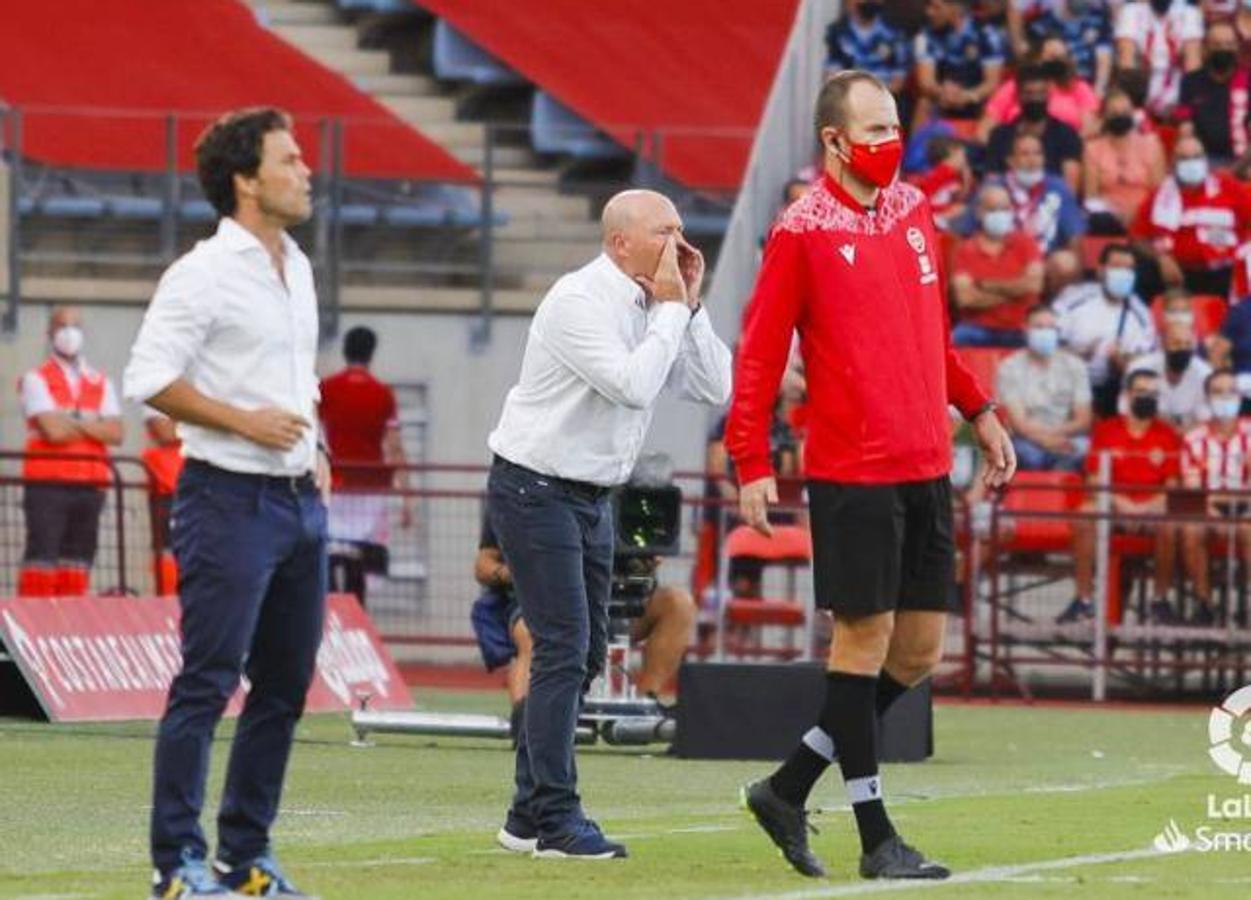 Sergi Cardona disputa un balón a un jugador del Almería. 
