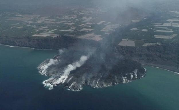 La nueva tierra ganada al mar por las coladas de lava del volcán Cumbre Vieja.  / reuters