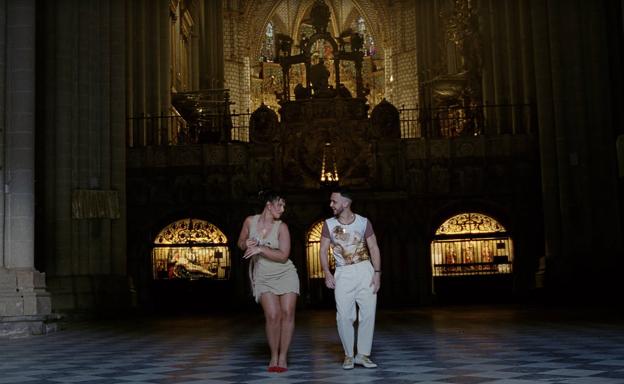 Imagen del vídeo grabado por C. Tangana en el interior de la Catedral de Toledo./