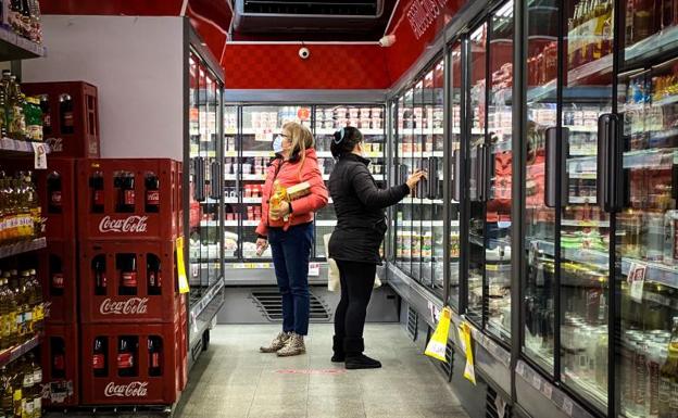 Dos mujeres hacen la compra en un supermercado 