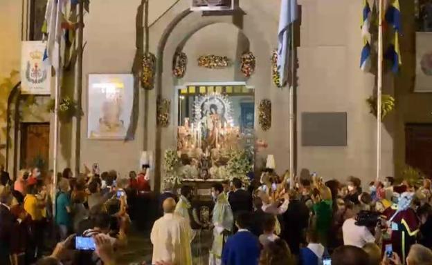 Momento en el que la imagen de la Virgen de La Luz salía en procesión. 