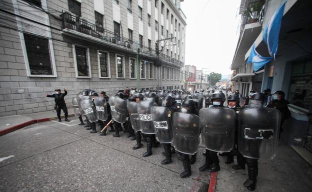 Efectivos antidisturbios se despliegan en las inmediaciones del Congreso. /Sandra Sebastian / REUTERS