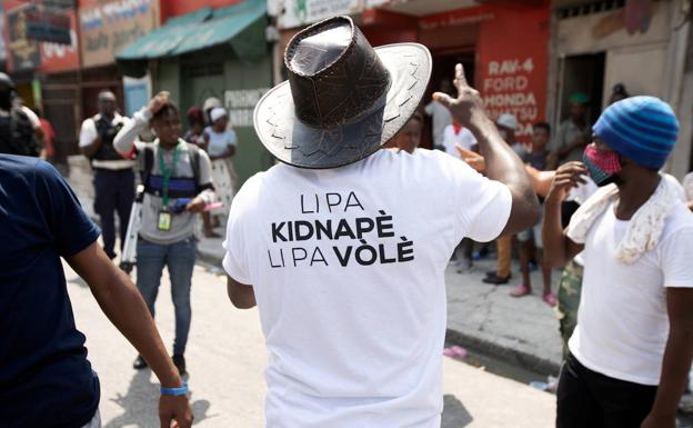 Protesta contra el secuestro de los 17 religiosos norteamericanos en Haití.