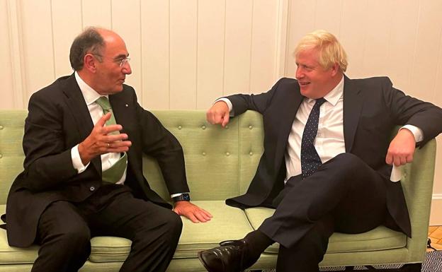 Ignacio Galán junto al primer ministro británico, Boris Johnson, la semana pasada en Londres. /R. C.