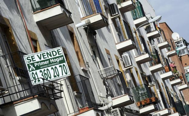 Cartel de se vende en una vivienda de un barrio de Madrid. 